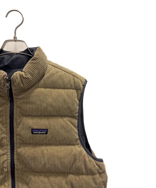Patagonia（パタゴニア）Patagonia (パタゴニア) リバーシブル・コットン・ダウン・ベスト ベージュ×ネイビー サイズ:Ｌの古着・服飾アイテム