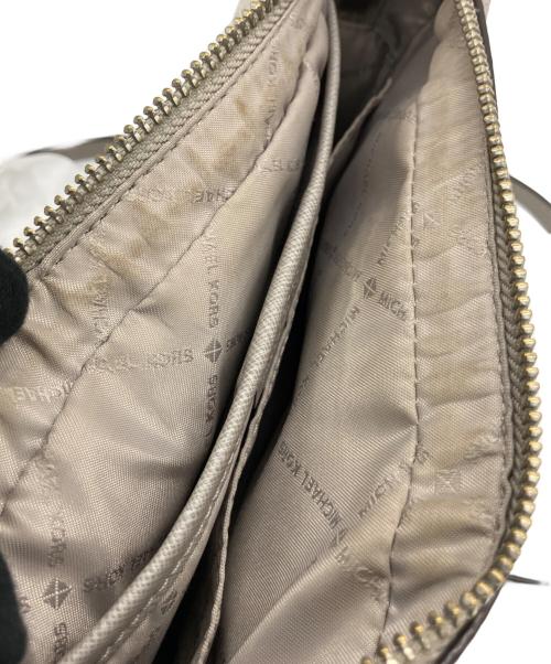 MICHAEL KORS（マイケル・コース）MICHAEL KORS (マイケル・コース) ショルダーバッグ ホワイトの古着・服飾アイテム