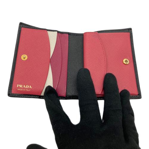 PRADA（プラダ）PRADA (プラダ) 2つ折り財布 ブラック×ピンクの古着・服飾アイテム