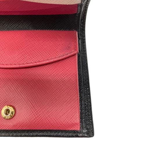 PRADA（プラダ）PRADA (プラダ) 2つ折り財布 ブラック×ピンクの古着・服飾アイテム