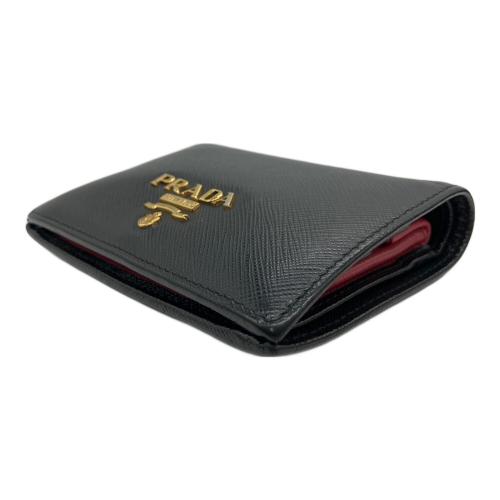 PRADA（プラダ）PRADA (プラダ) 2つ折り財布 ブラック×ピンクの古着・服飾アイテム