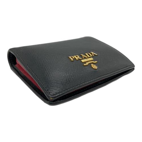PRADA（プラダ）PRADA (プラダ) 2つ折り財布 ブラック×ピンクの古着・服飾アイテム