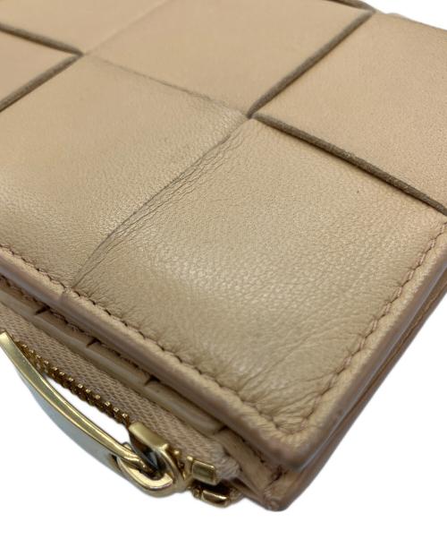 BOTTEGA VENETA（ボッテガベネタ）BOTTEGA VENETA (ボッテガベネタ) マキシイントレチャート ミディアム カセット ウォレット ベージュの古着・服飾アイテム