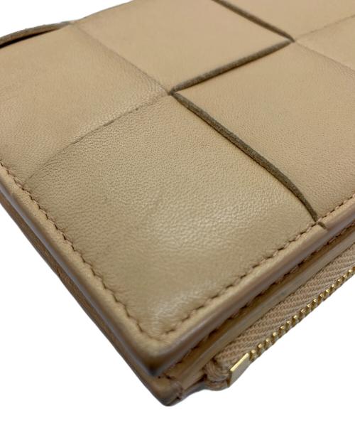 BOTTEGA VENETA（ボッテガベネタ）BOTTEGA VENETA (ボッテガベネタ) マキシイントレチャート ミディアム カセット ウォレット ベージュの古着・服飾アイテム