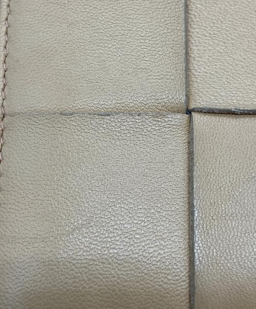 BOTTEGA VENETA（ボッテガベネタ）BOTTEGA VENETA (ボッテガベネタ) マキシイントレチャート ミディアム カセット ウォレット ベージュの古着・服飾アイテム