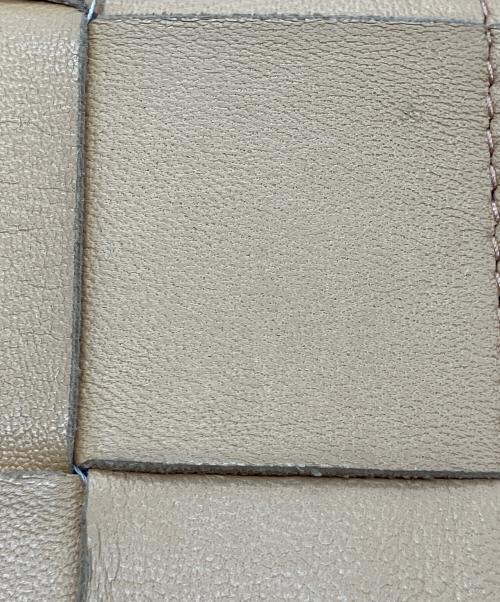 BOTTEGA VENETA（ボッテガベネタ）BOTTEGA VENETA (ボッテガベネタ) マキシイントレチャート ミディアム カセット ウォレット ベージュの古着・服飾アイテム