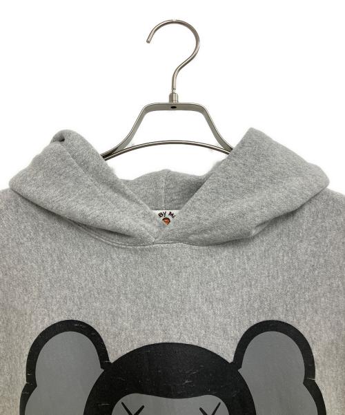 BABY MiLO（ベビーマイロ）BABY MiLO (ベビーマイロ) KAWS (カウズ) プルオーバーパーカー グレー サイズ:Mの古着・服飾アイテム