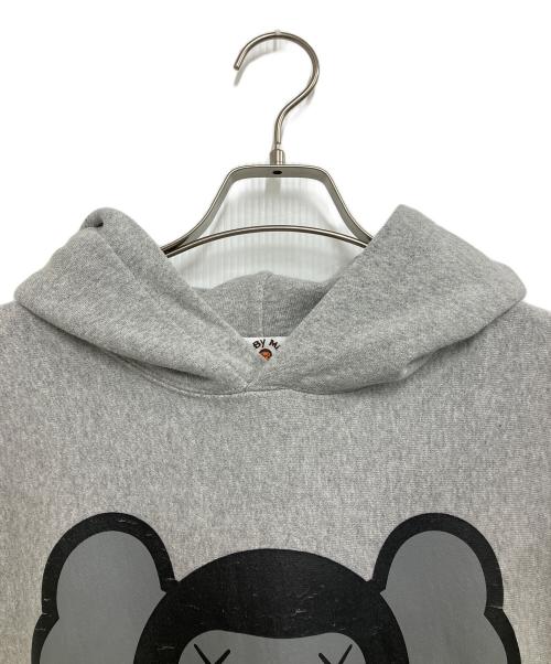 BABY MiLO（ベビーマイロ）BABY MiLO (ベビーマイロ) KAWS (カウズ) プルオーバーパーカー グレー サイズ:Mの古着・服飾アイテム