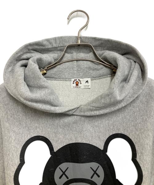 BABY MiLO（ベビーマイロ）BABY MiLO (ベビーマイロ) KAWS (カウズ) プルオーバーパーカー グレー サイズ:Mの古着・服飾アイテム
