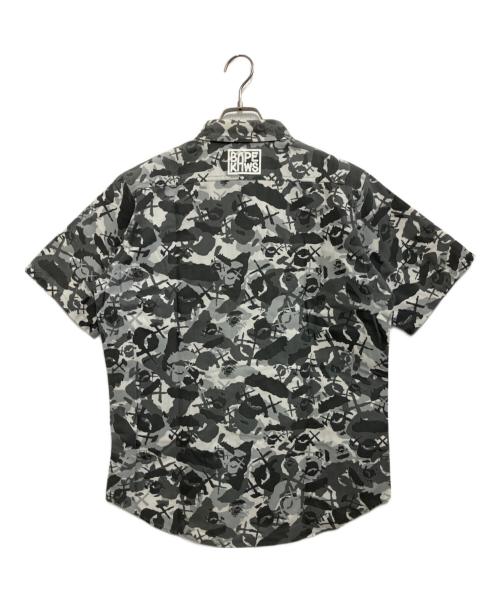 A BATHING APE（アベイシングエイプ）A BATHING APE (アベイシングエイプ) KAWS (カウズ) 半袖シャツ グレー サイズ:Mの古着・服飾アイテム