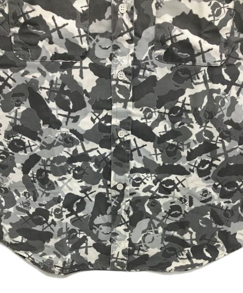 A BATHING APE（アベイシングエイプ）A BATHING APE (アベイシングエイプ) KAWS (カウズ) 半袖シャツ グレー サイズ:Mの古着・服飾アイテム