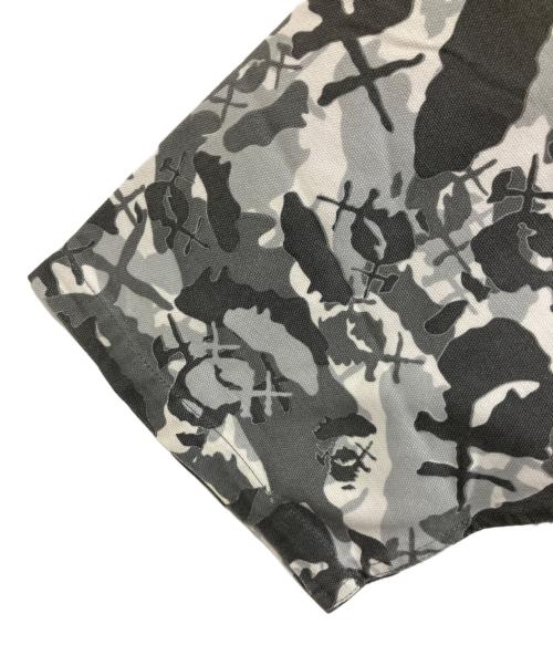 A BATHING APE（アベイシングエイプ）A BATHING APE (アベイシングエイプ) KAWS (カウズ) 半袖シャツ グレー サイズ:Mの古着・服飾アイテム