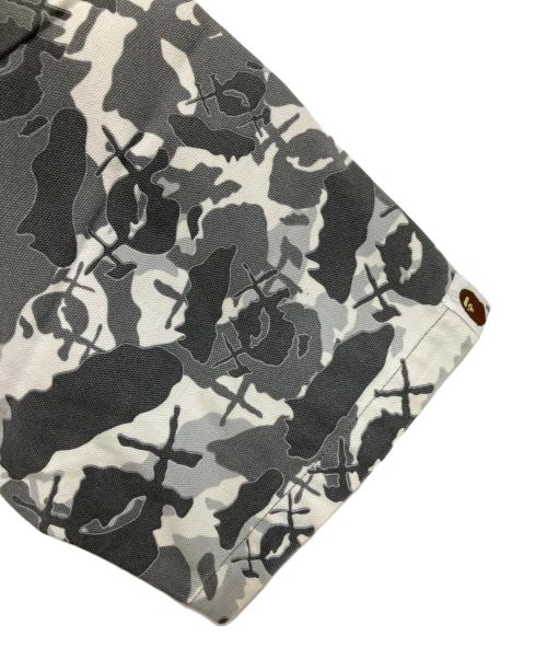 A BATHING APE（アベイシングエイプ）A BATHING APE (アベイシングエイプ) KAWS (カウズ) 半袖シャツ グレー サイズ:Mの古着・服飾アイテム