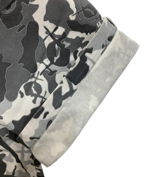 A BATHING APE（アベイシングエイプ）A BATHING APE (アベイシングエイプ) KAWS (カウズ) 半袖シャツ グレー サイズ:Mの古着・服飾アイテム