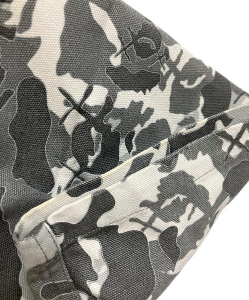 A BATHING APE（アベイシングエイプ）A BATHING APE (アベイシングエイプ) KAWS (カウズ) 半袖シャツ グレー サイズ:Mの古着・服飾アイテム