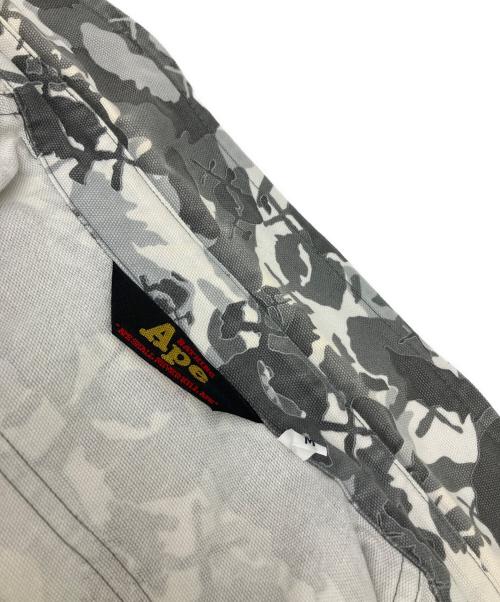 A BATHING APE（アベイシングエイプ）A BATHING APE (アベイシングエイプ) KAWS (カウズ) 半袖シャツ グレー サイズ:Mの古着・服飾アイテム