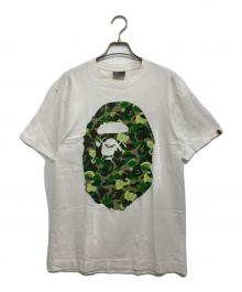 A BATHING APE×KAWS（アベイシングエイプ×カウズ）の古着「Tシャツ」｜ホワイト