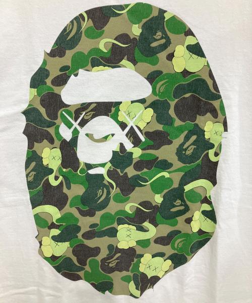 A BATHING APE（アベイシングエイプ）A BATHING APE (アベイシングエイプ) KAWS (カウズ) Tシャツ ホワイト サイズ:Mの古着・服飾アイテム