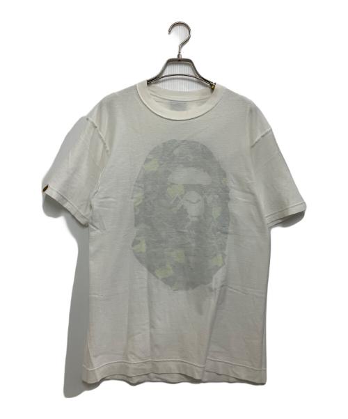 A BATHING APE（アベイシングエイプ）A BATHING APE (アベイシングエイプ) KAWS (カウズ) Tシャツ ホワイト サイズ:Mの古着・服飾アイテム