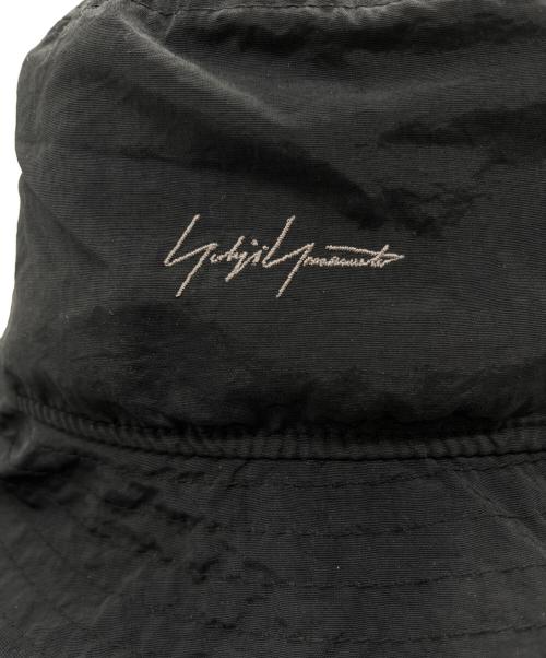 New Era（ニューエラ）New Era (ニューエラ) Yohji Yamamoto pour homme (ヨウジヤマモト プールオム) BUCKET03 LOGO PERTEX HM BLKGRY ブラック サイズ:SMALL/MEDIUMの古着・服飾アイテム