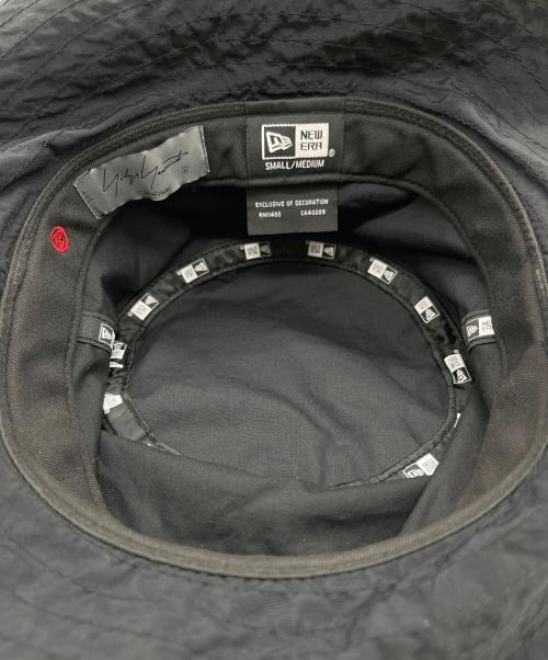 New Era（ニューエラ）New Era (ニューエラ) Yohji Yamamoto pour homme (ヨウジヤマモト プールオム) BUCKET03 LOGO PERTEX HM BLKGRY ブラック サイズ:SMALL/MEDIUMの古着・服飾アイテム