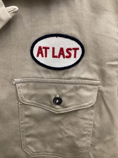 ATLAST & CO（アットラスト）ATLAST & CO (アットラスト) Lot709 ワッペン コットンツイル オープンカラー ワークシャツ ベージュ サイズ:15 1/2の古着・服飾アイテム