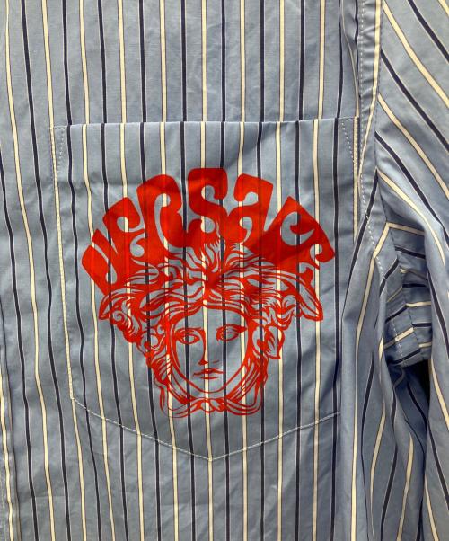 VERSACE（ヴェルサーチェ）VERSACE (ヴェルサーチェ) メデューサミュージックストライプロゴ長袖シャツ スカイブルー サイズ:44の古着・服飾アイテム