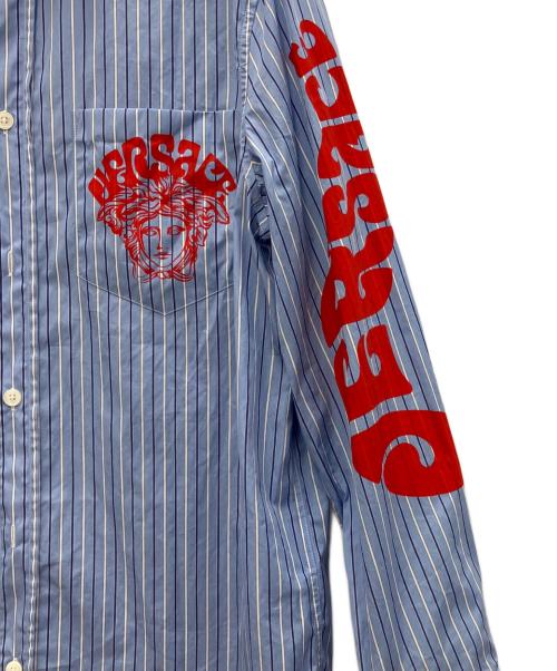 VERSACE（ヴェルサーチェ）VERSACE (ヴェルサーチェ) メデューサミュージックストライプロゴ長袖シャツ スカイブルー サイズ:44の古着・服飾アイテム