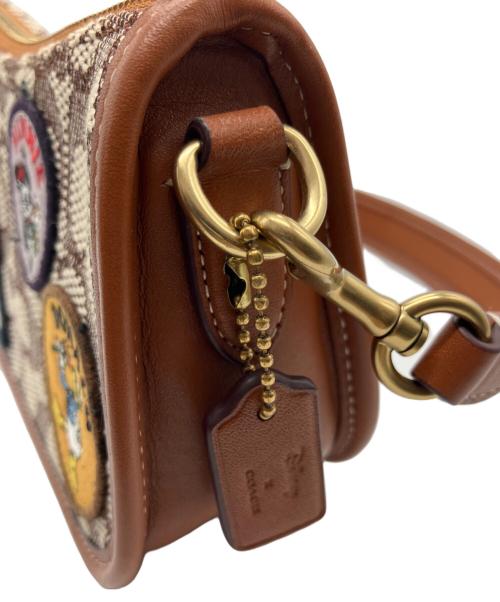 COACH（コーチ）COACH (コーチ) DISNEY (ディズニー) スウィンガー 20 シグネチャー テキスタイル ジャガードパッチ ショルダーバッグ ブラウンの古着・服飾アイテム