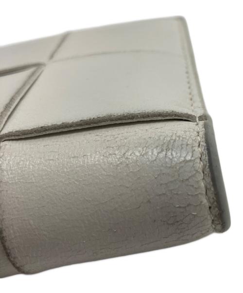 BOTTEGA VENETA（ボッテガベネタ）BOTTEGA VENETA (ボッテガベネタ) 2つ折り財布 ホワイトの古着・服飾アイテム