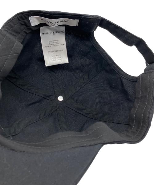 maison kitsune（メゾンキツネ）MAISON KITSUNE (メゾンキツネ) ベイビー フォックス 6P キャップ ブラックの古着・服飾アイテム