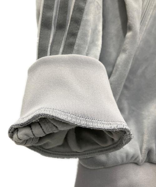 adidas（アディダス）adidas (アディダス) ベロア トラックジャケット ライトグレー サイズ:XLの古着・服飾アイテム