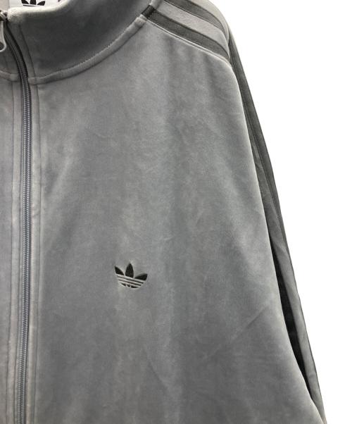 adidas（アディダス）adidas (アディダス) ベロア トラックジャケット ライトグレー サイズ:XLの古着・服飾アイテム