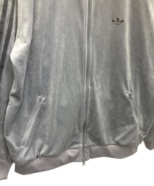 adidas（アディダス）adidas (アディダス) ベロア トラックジャケット ライトグレー サイズ:XLの古着・服飾アイテム