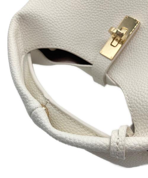 CHARLES & KEITH（チャールズアンドキース）CHARLES & KEITH (チャールズアンドキース) メタリックアクセントバケットバック アイボリーの古着・服飾アイテム