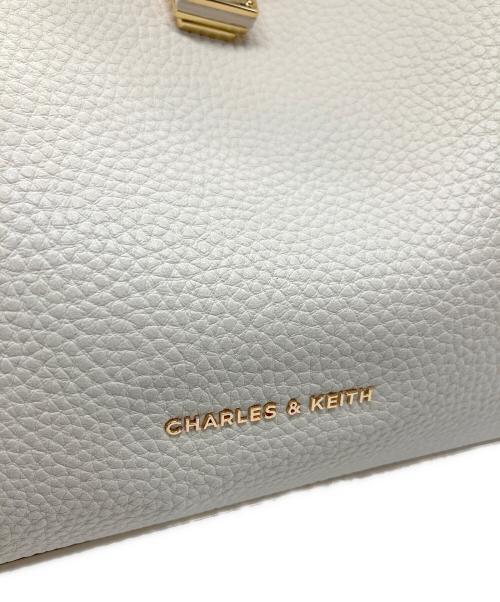 CHARLES & KEITH（チャールズアンドキース）CHARLES & KEITH (チャールズアンドキース) メタリックアクセントバケットバック アイボリーの古着・服飾アイテム