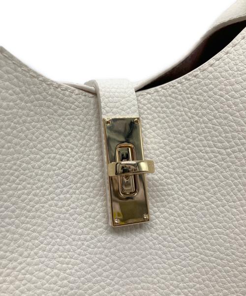 CHARLES & KEITH（チャールズアンドキース）CHARLES & KEITH (チャールズアンドキース) メタリックアクセントバケットバック アイボリーの古着・服飾アイテム