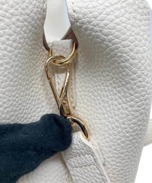 CHARLES & KEITH（チャールズアンドキース）CHARLES & KEITH (チャールズアンドキース) メタリックアクセントバケットバック アイボリーの古着・服飾アイテム