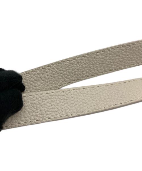 CHARLES & KEITH（チャールズアンドキース）CHARLES & KEITH (チャールズアンドキース) メタリックアクセントバケットバック アイボリーの古着・服飾アイテム