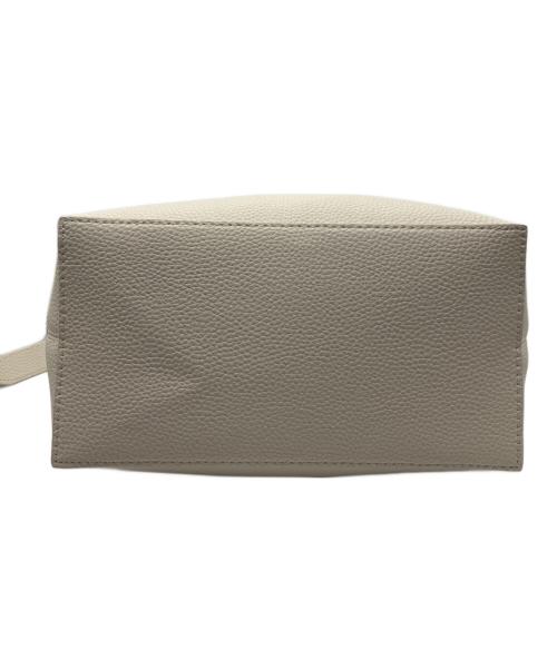 CHARLES & KEITH（チャールズアンドキース）CHARLES & KEITH (チャールズアンドキース) メタリックアクセントバケットバック アイボリーの古着・服飾アイテム