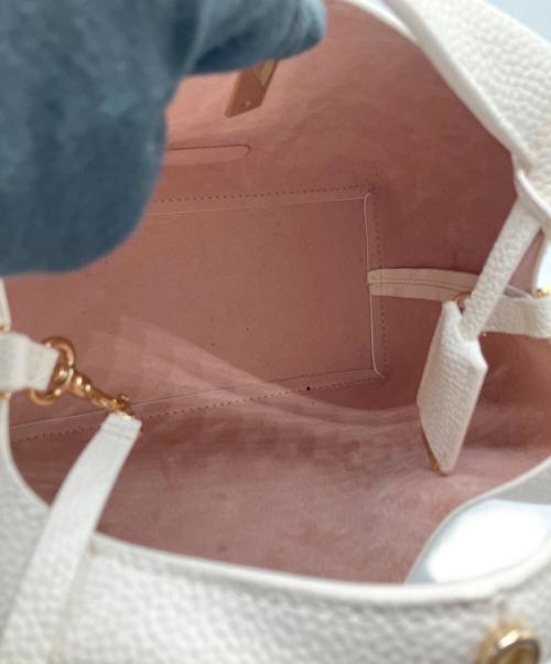 CHARLES & KEITH（チャールズアンドキース）CHARLES & KEITH (チャールズアンドキース) メタリックアクセントバケットバック アイボリーの古着・服飾アイテム