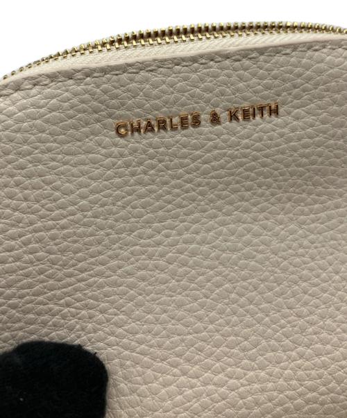 CHARLES & KEITH（チャールズアンドキース）CHARLES & KEITH (チャールズアンドキース) メタリックアクセントバケットバック アイボリーの古着・服飾アイテム