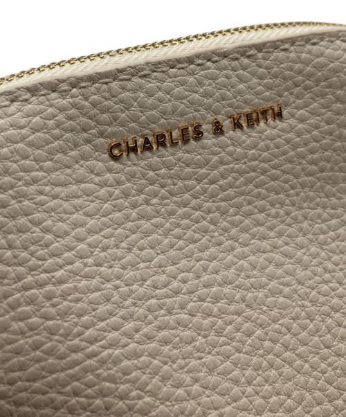 CHARLES & KEITH（チャールズアンドキース）CHARLES & KEITH (チャールズアンドキース) メタリックアクセントバケットバック アイボリーの古着・服飾アイテム