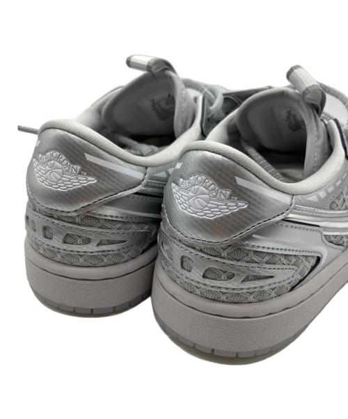 NIKE（ナイキ）NIKE (ナイキ) JORDAN BRAND WMNS AIR JORDAN 1 MM LOW V3 NEUTRAL GREY/METALLIC SILVER-WHITE グレー サイズ:25 未使用品の古着・服飾アイテム