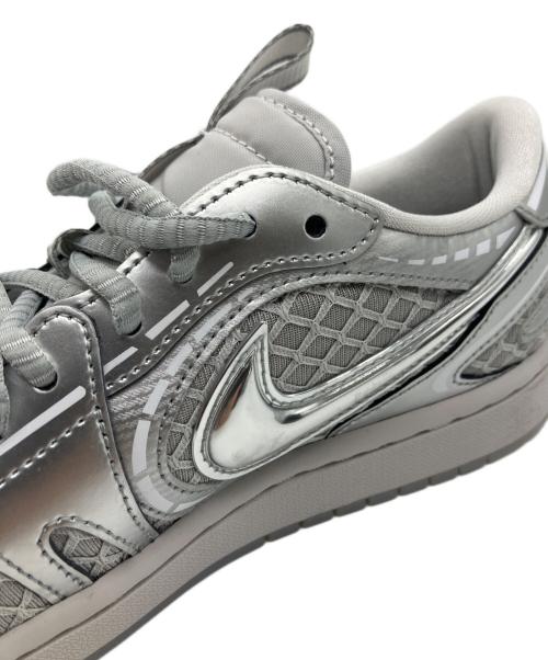 NIKE（ナイキ）NIKE (ナイキ) JORDAN BRAND WMNS AIR JORDAN 1 MM LOW V3 NEUTRAL GREY/METALLIC SILVER-WHITE グレー サイズ:25 未使用品の古着・服飾アイテム