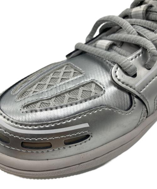 NIKE（ナイキ）NIKE (ナイキ) JORDAN BRAND WMNS AIR JORDAN 1 MM LOW V3 NEUTRAL GREY/METALLIC SILVER-WHITE グレー サイズ:25 未使用品の古着・服飾アイテム