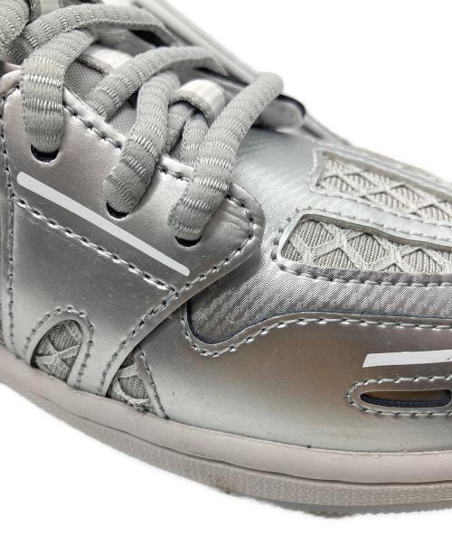 NIKE（ナイキ）NIKE (ナイキ) JORDAN BRAND WMNS AIR JORDAN 1 MM LOW V3 NEUTRAL GREY/METALLIC SILVER-WHITE グレー サイズ:25 未使用品の古着・服飾アイテム