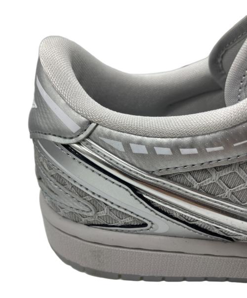 NIKE（ナイキ）NIKE (ナイキ) JORDAN BRAND WMNS AIR JORDAN 1 MM LOW V3 NEUTRAL GREY/METALLIC SILVER-WHITE グレー サイズ:25 未使用品の古着・服飾アイテム