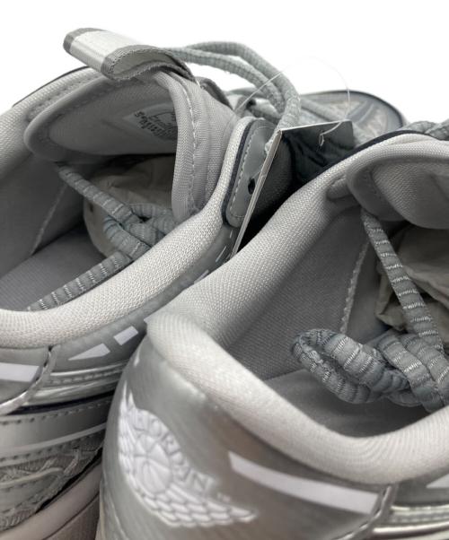 NIKE（ナイキ）NIKE (ナイキ) JORDAN BRAND WMNS AIR JORDAN 1 MM LOW V3 NEUTRAL GREY/METALLIC SILVER-WHITE グレー サイズ:25 未使用品の古着・服飾アイテム