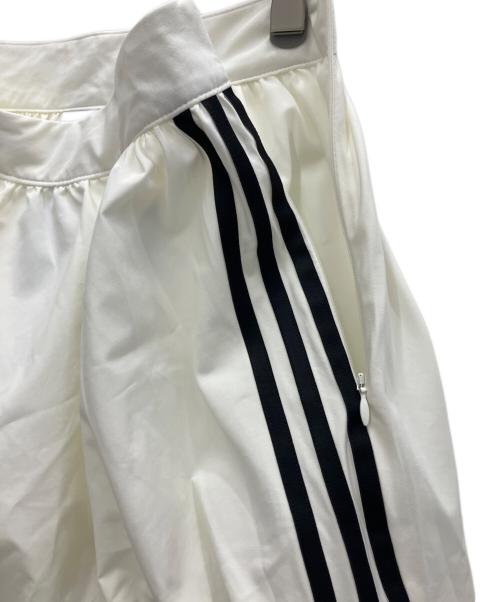 adidas Originals（アディダスオリジナル）adidas Originals (アディダスオリジナル) バルーンスカート ホワイト サイズ:M 未使用品の古着・服飾アイテム